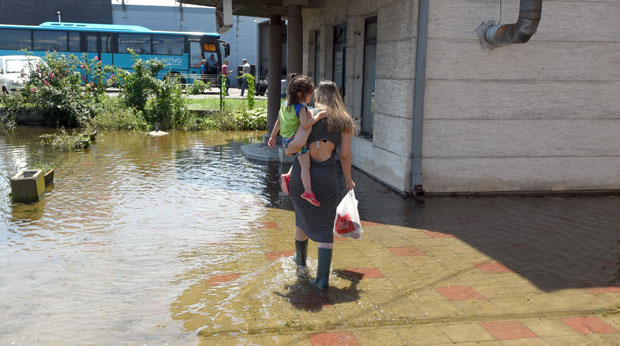 Куће и дворишта још под водом!